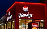 Škrtnutí dividendy a pád návštěvnosti: Zachrání nový šéf Wendy’s?