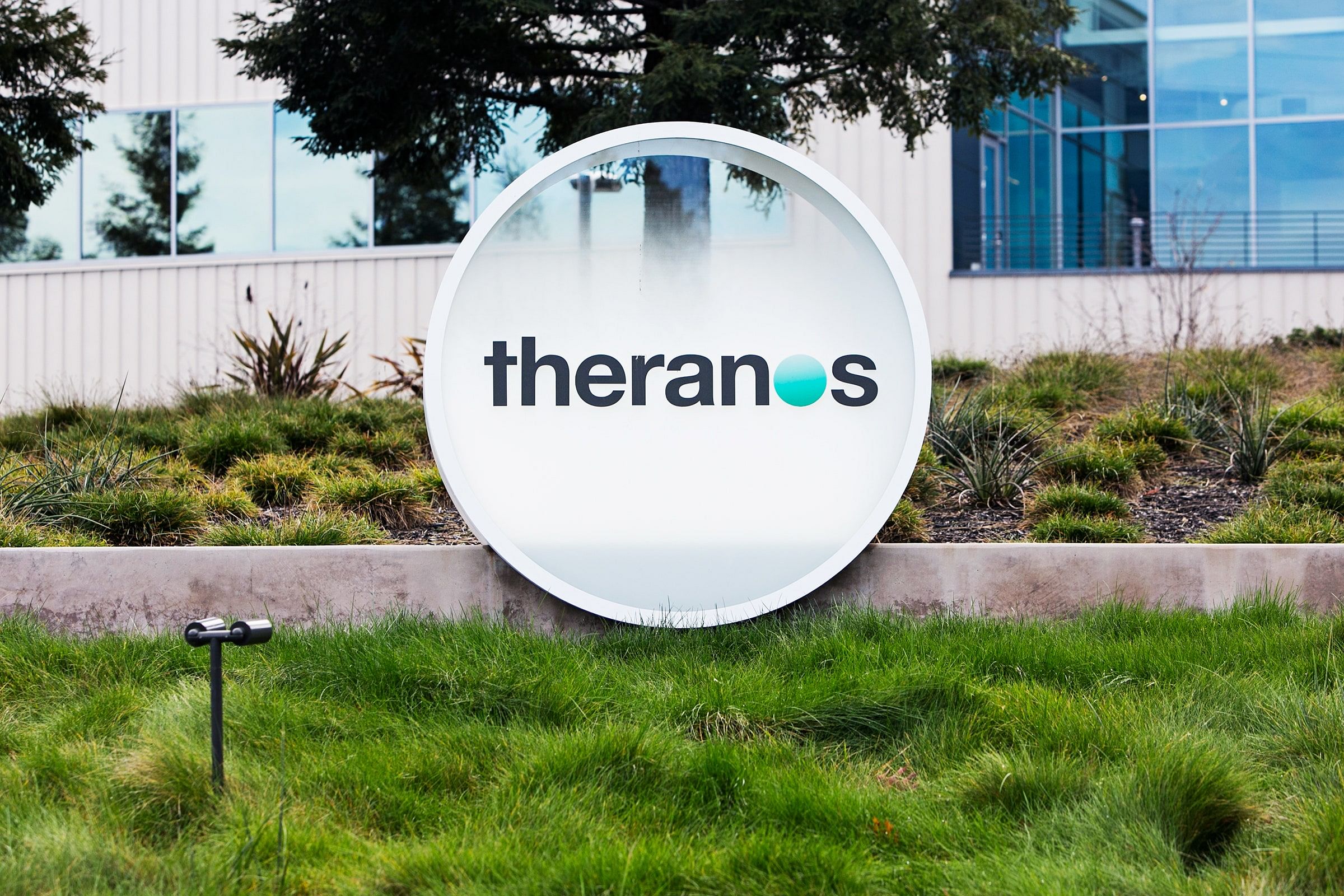 It was clear to them. Theranos компания. Theranos логотип. It-стартап в силиконовой долине. Теранос лаборатория.