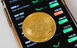Akcionáři s úsměvem, kryptohodleři v slzách