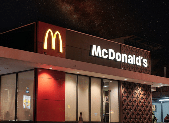 McDonald's zaznamenal nejhorší tržby za posledních třináct čtvrtletí