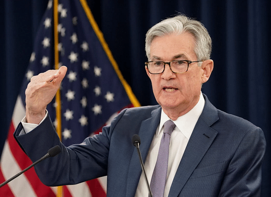 Fed ponechává úrokové sazby beze změny, naznačuje jedno snížení do konce roku